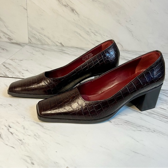 3/$60 Bandolino Moon Croc Square Toe Leather Chocolate Pump Heel SZ 6.5 - Picture 1 of 6